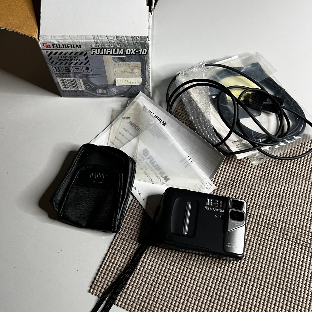 Fujifilm DX-10 Vintage Digital Camera Black Fujinon Lens 5.5mm CCD Boxed Kit